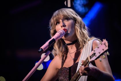 Taylor Swift close-up in concert