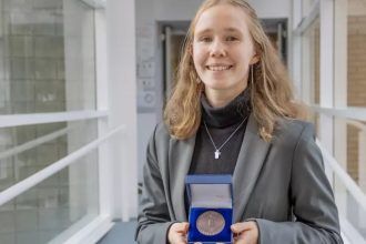 Bart Bok prize winner Sophie Young holds her medallion