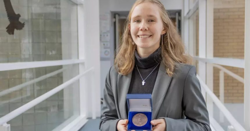 Bart Bok prize winner Sophie Young holds her medallion